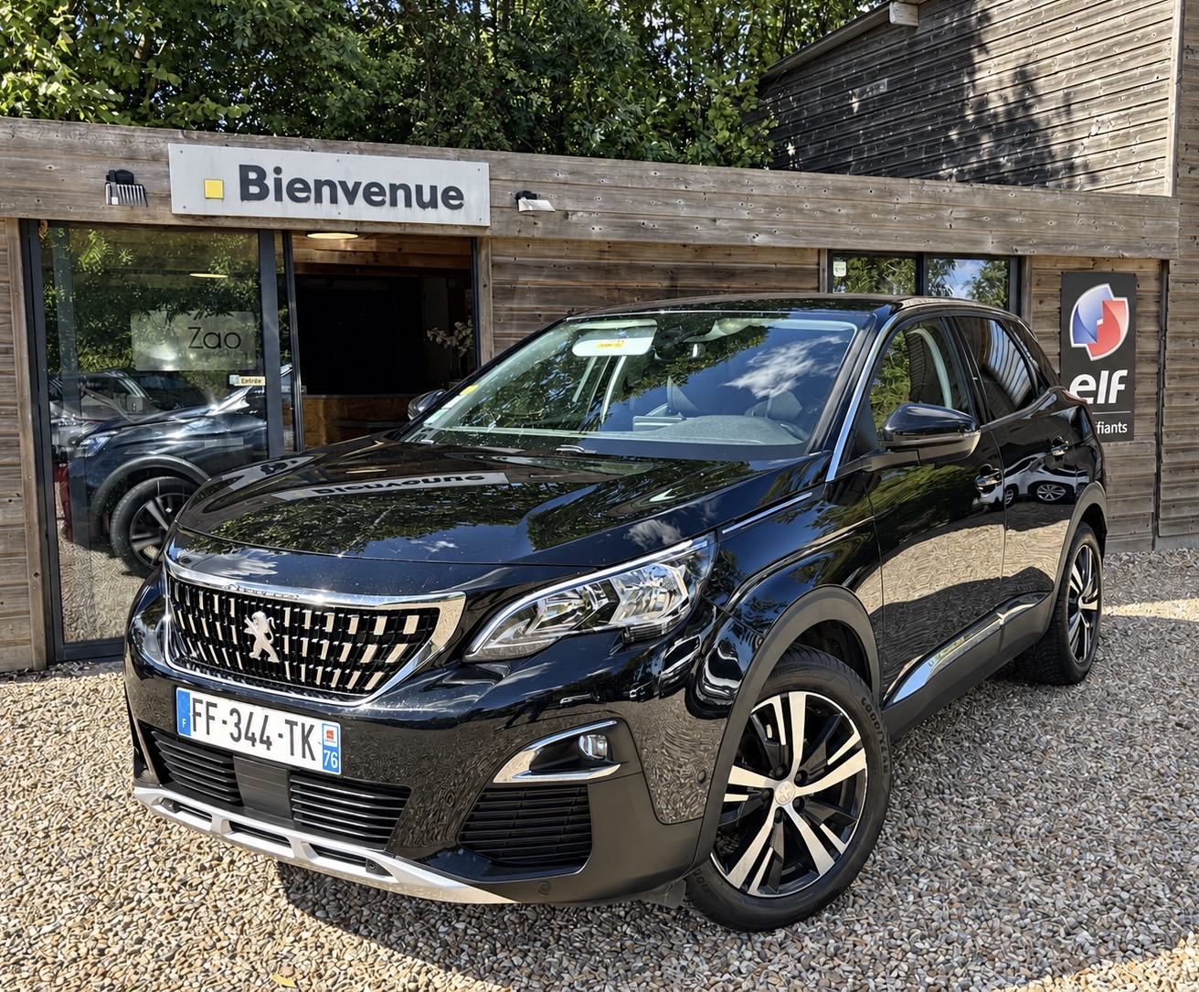 Peugeot 3008 noir photographié devant le garage ZAO Automobile